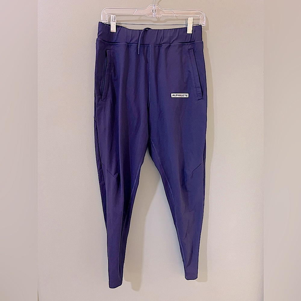 Alphalete men's essential jogger in navy size medium side zip pocket